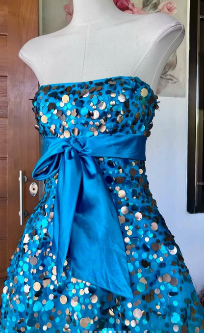 Jolie robe de bal courte bleue en satin à sequins, coupe trapèze, robe de fête d’anniversaire DP08272