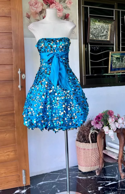 Jolie robe de bal courte bleue en satin à sequins, coupe trapèze, robe de fête d’anniversaire DP08272
