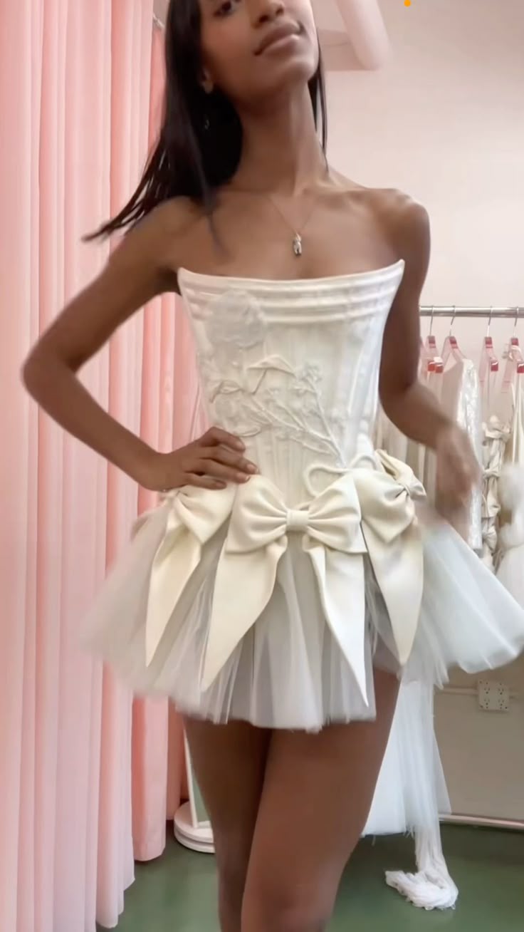Süßes Ballkleid, trägerlos, weiß, Satin, kurz, Sommerkleid zum 20. Geburtstag, Hoco-Kleid, Geburtstagsoutfit, Mini-Partykleider zum 18. Geburtstag, DP1162
