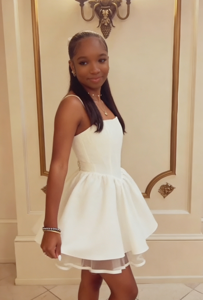 Sexy A-Linie quadratischer Ausschnitt weißes Satin kurzes Sommer-Geburtstagskleid Hoco Kleid Geburtstagsoutfit 18. Geburtstag Mini-Partykleider DP1163