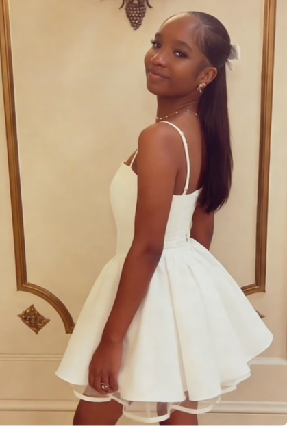 Sexy A-Linie quadratischer Ausschnitt weißes Satin kurzes Sommer-Geburtstagskleid Hoco Kleid Geburtstagsoutfit 18. Geburtstag Mini-Partykleider DP1163