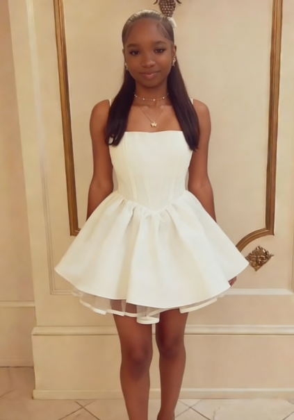 Sexy A-Linie quadratischer Ausschnitt weißes Satin kurzes Sommer-Geburtstagskleid Hoco Kleid Geburtstagsoutfit 18. Geburtstag Mini-Partykleider DP1163