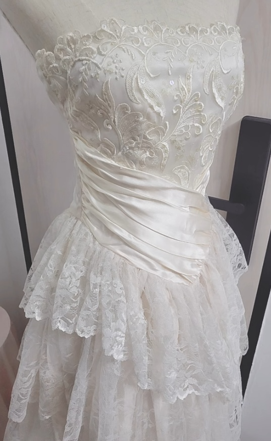 Princess Bridal Dress Ball Gown Strapless Sleeveless Lace White Appliques Wedding Dresses Pretty Bridal Gowns DH949