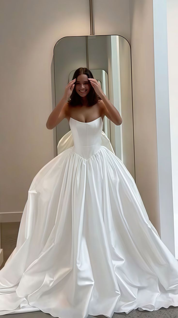 Classic Bridal Gown Ball Gown Strapless Satin White Wedding Dresses Minimalist Bridal Gowns DP1183
