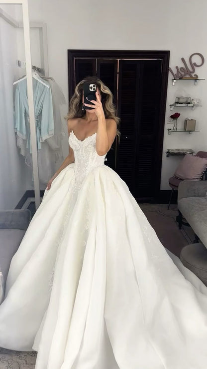 Romantic Bridal Gown Ball Gown Sweetheart Satin White Lace Wedding Dresses Minimalist Bridal Gowns DP1200