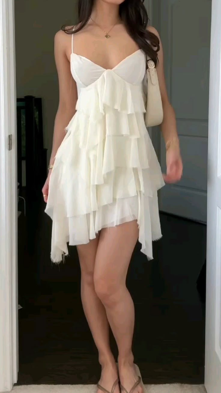 Schlichtes A-Linie Spaghettiträger Chiffon Weiße Rüschen Kurzes Sommer-Geburtstagskleid Hoco Kleid Geburtstagsoutfit 18. Geburtstag Mini-Partykleider DP1242