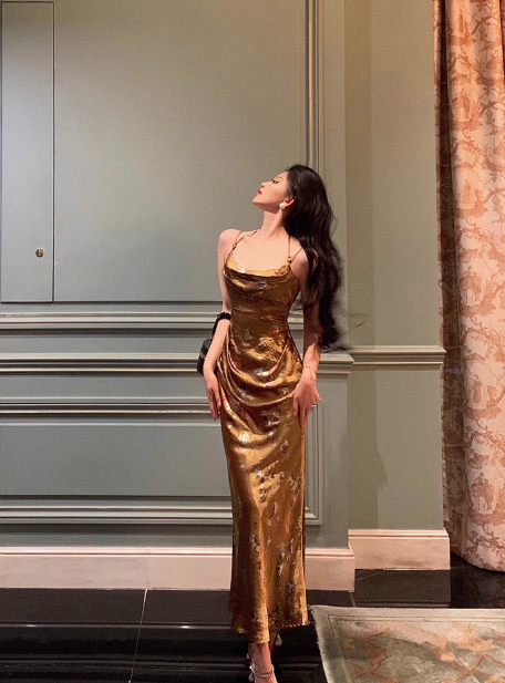 Edle Meerjungfrau Spaghettiträger Gold Satin Langes Kleid zum 18. Geburtstag Partykleid 21. Geburtstag Outfits Geburtstagskleid Ideen für Frauen DP1311
