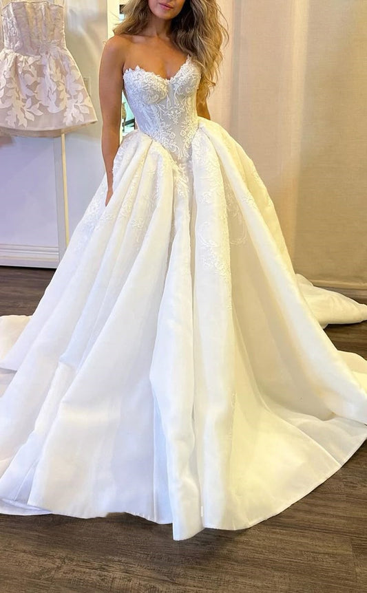 Satin A-Linie Herzausschnitt Trägerlos Empire Spitze Applikation Mit Schleppe Brautkleid Brautkleider DP1336