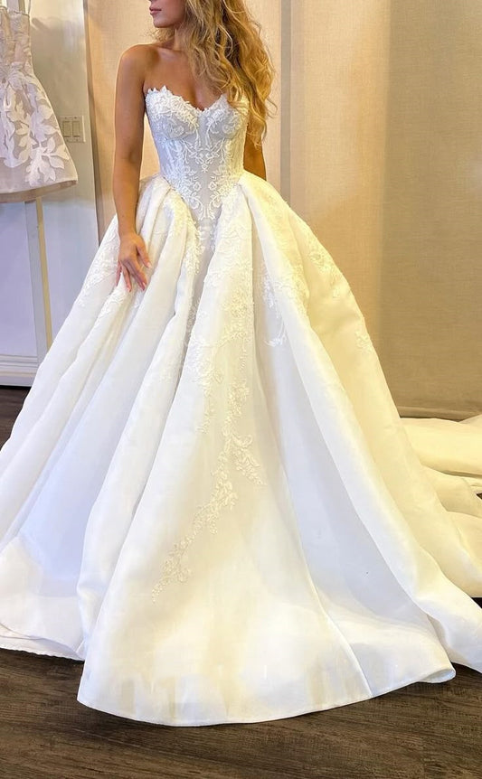 Satin A-Linie Herzausschnitt Trägerlos Empire Spitze Applikation Mit Schleppe Brautkleid Brautkleider DP1336
