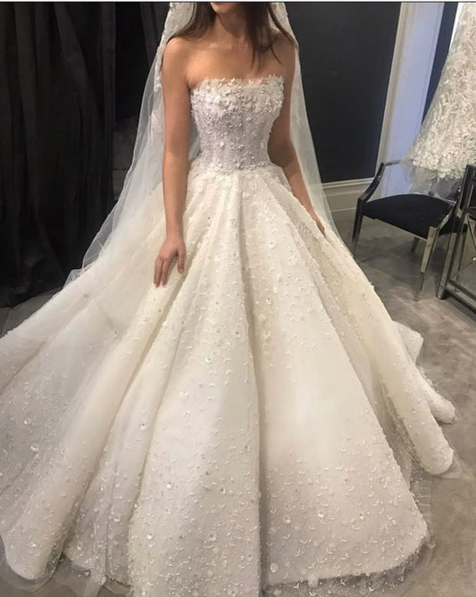 Classic Bridal Gown Ball Gown Strapless Lace White Wedding Dresses Minimalist Bridal Gowns DP1346