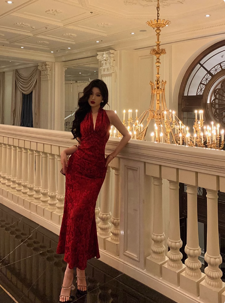 Elegantes Etuikleid mit Neckholder, ärmellos, Burgunderrot, 21. Geburtstagskleid, Partykleid, Geburtstags-Outfits, Geburtstagskleid-Ideen für Frauen, DP1385