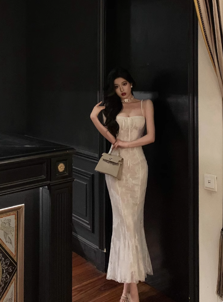 Elegantes Meerjungfrau-Spaghettiträger-weißes ärmelloses Kleid zum 21. Geburtstag Partykleid Geburtstags-Outfits Geburtstagskleid-Ideen für Frauen DP1393