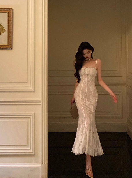 Elegantes Meerjungfrau-Spaghettiträger-weißes ärmelloses Kleid zum 21. Geburtstag Partykleid Geburtstags-Outfits Geburtstagskleid-Ideen für Frauen DP1393