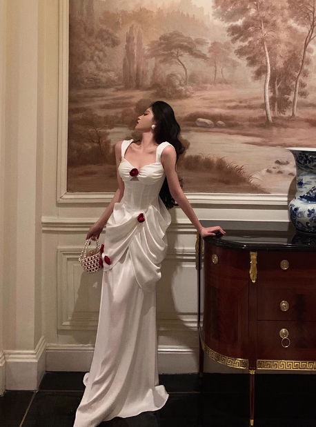 Elegante Meerjungfrau-Träger, weißes Satin, ärmellos, Kleider zum 21. Geburtstag, Abendkleid, Geburtstags-Outfits, Geburtstagskleid-Ideen für Frauen, DP1410