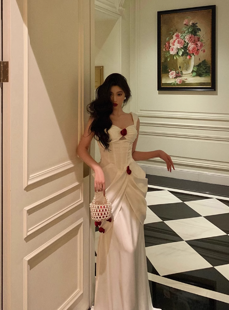 Elegante Meerjungfrau-Träger, weißes Satin, ärmellos, Kleider zum 21. Geburtstag, Abendkleid, Geburtstags-Outfits, Geburtstagskleid-Ideen für Frauen, DP1410