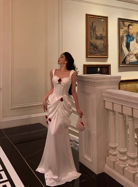 Elegante Meerjungfrau-Träger, weißes Satin, ärmellos, Kleider zum 21. Geburtstag, Abendkleid, Geburtstags-Outfits, Geburtstagskleid-Ideen für Frauen, DP1410
