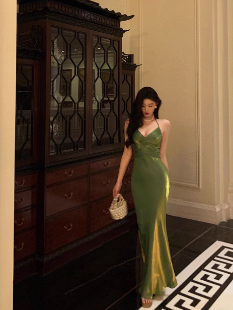 Elegantes Etuikleid mit Spaghettiträgern, grün, ärmellos, burgunderrot, Kleid zum 23. Geburtstag, Partykleid, Geburtstags-Outfits, Geburtstagskleid-Ideen für Frauen, DP1413
