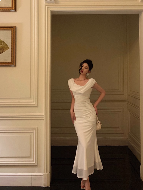 Elegantes Etuikleid mit Spaghettiträgern, weiß, ärmellos, 23. Geburtstagskleid, Partykleid, Geburtstags-Outfits, Geburtstagskleid-Ideen für Frauen, DP1414