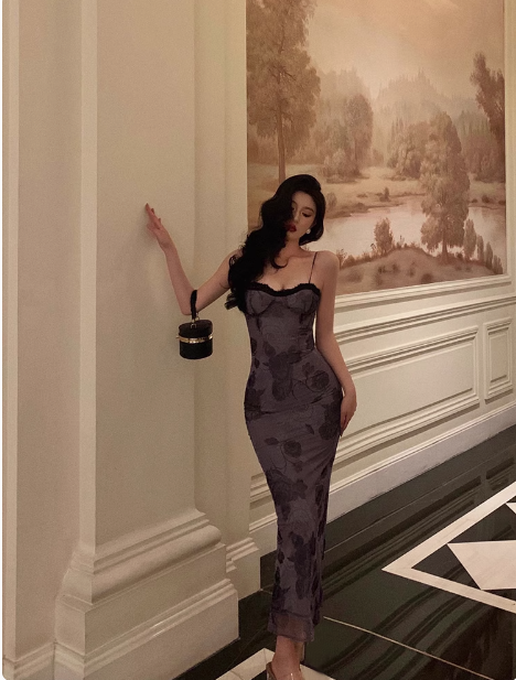 Elegantes Etuikleid mit Spaghettiträgern, ärmellos, traubenfarben, 23. Geburtstagskleid, Partykleid, Geburtstags-Outfits, Geburtstagskleid-Ideen für Frauen, DP1415
