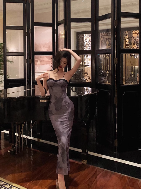 Elegantes Etuikleid mit Spaghettiträgern, ärmellos, traubenfarben, 23. Geburtstagskleid, Partykleid, Geburtstags-Outfits, Geburtstagskleid-Ideen für Frauen, DP1415