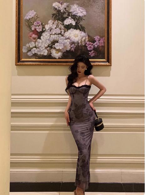 Elegantes Etuikleid mit Spaghettiträgern, ärmellos, traubenfarben, 23. Geburtstagskleid, Partykleid, Geburtstags-Outfits, Geburtstagskleid-Ideen für Frauen, DP1415
