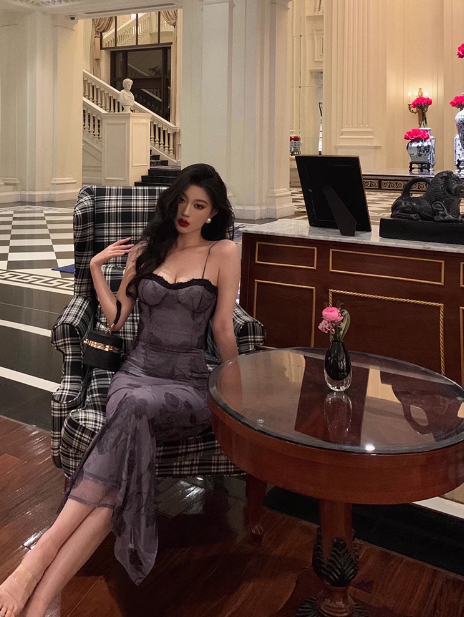 Elegantes Etuikleid mit Spaghettiträgern, ärmellos, traubenfarben, 23. Geburtstagskleid, Partykleid, Geburtstags-Outfits, Geburtstagskleid-Ideen für Frauen, DP1415