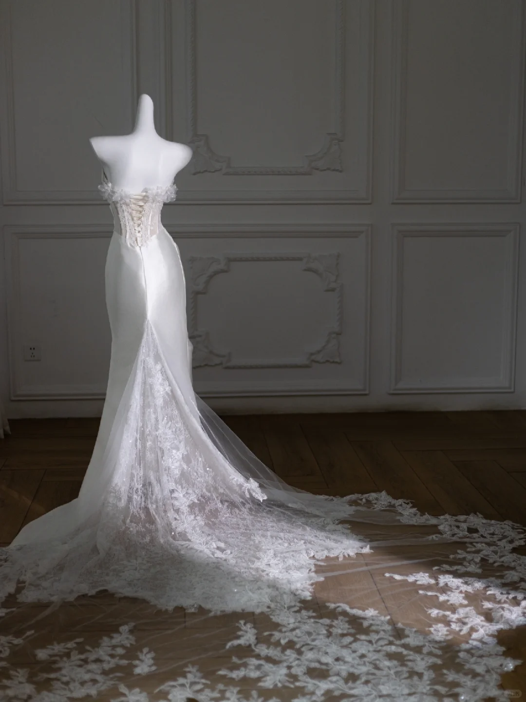 Retro Brautkleid Meerjungfrau trägerlos lang Satin weiß Blumen Brautkleider Brautkleider DP1852