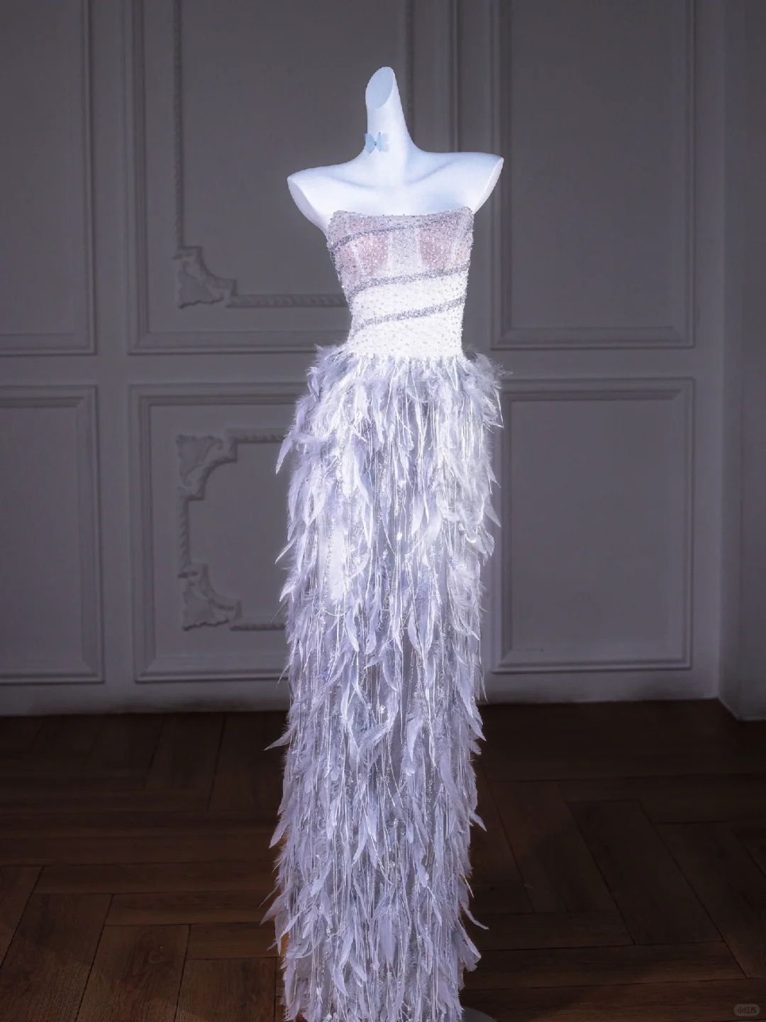 Wunderschönes trägerloses Meerjungfrau-Abschlussballkleid mit blauen Pailletten und langen Ärmeln, Partykleid, Abschlusskleider mit Federn, DP1963