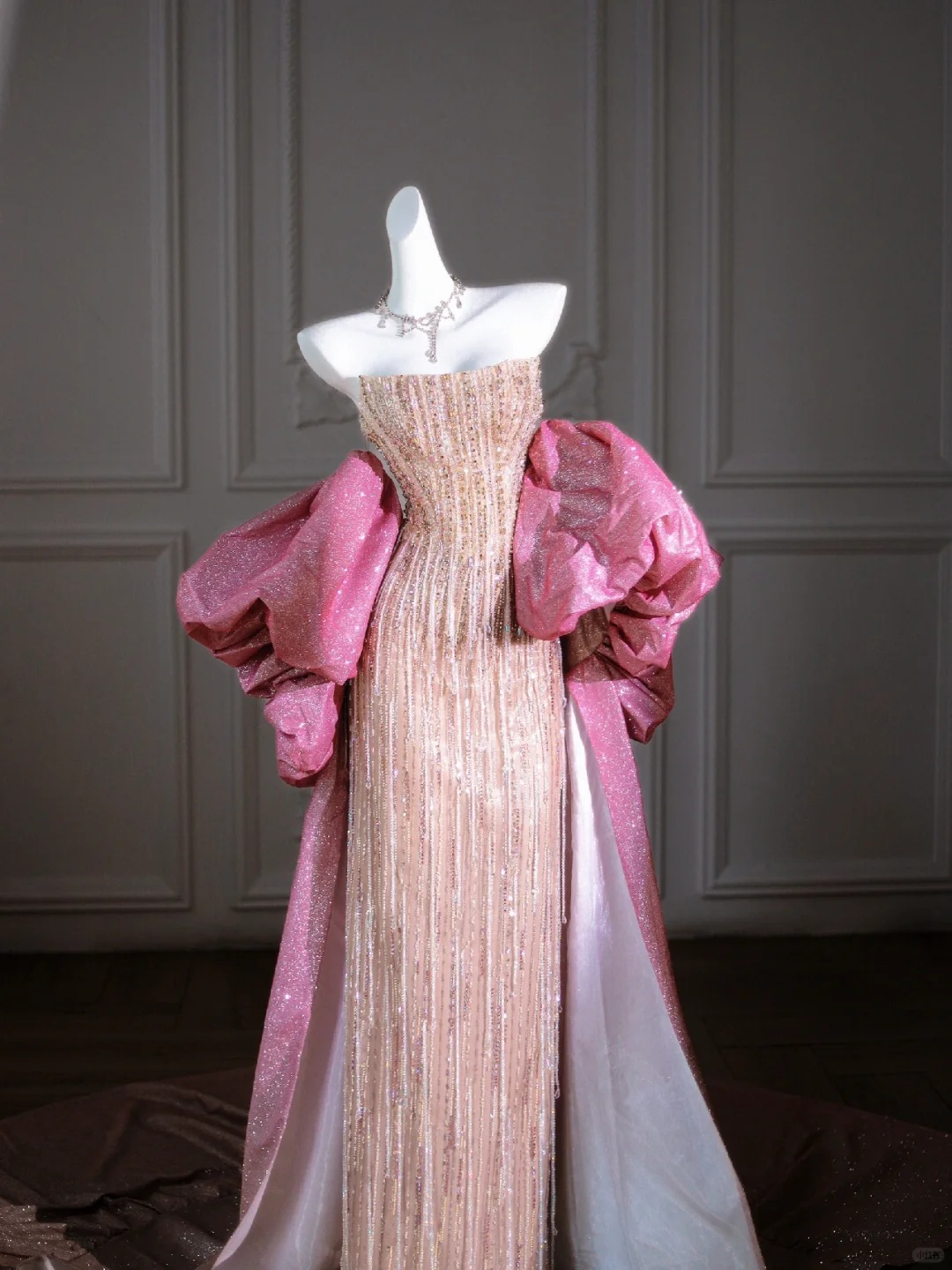 Hübsches Meerjungfrau-Kleid mit trägerlosen Pailletten und Perlen in Champagner, langes Ballkleid, Partykleid, Abschlusskleider DP1965