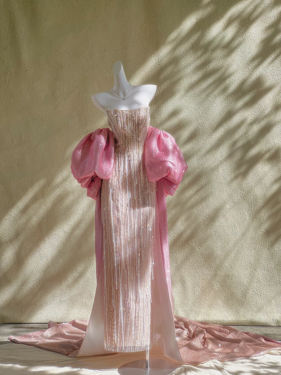 Hübsche Meerjungfrau trägerlose Pailletten Perlen Champagner langes Abendkleid Partykleid Abschlusskleider mit Cape DP2003