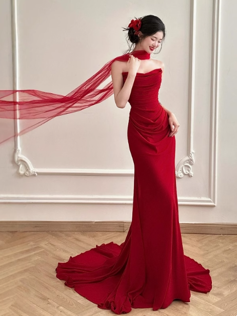 Hübsche Meerjungfrau trägerlose Burgund Satin Ballkleider Formale Sommer Hochzeitsgast Kleider Hochzeitsgast Outfits mit Schal DP2260