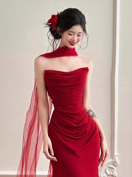 Hübsche Meerjungfrau trägerlose Burgund Satin Ballkleider Formale Sommer Hochzeitsgast Kleider Hochzeitsgast Outfits mit Schal DP2260