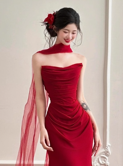 Hübsche Meerjungfrau trägerlose Burgund Satin Ballkleider Formale Sommer Hochzeitsgast Kleider Hochzeitsgast Outfits mit Schal DP2260