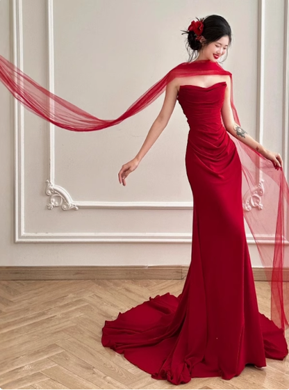 Hübsche Meerjungfrau trägerlose Burgund Satin Ballkleider Formale Sommer Hochzeitsgast Kleider Hochzeitsgast Outfits mit Schal DP2260