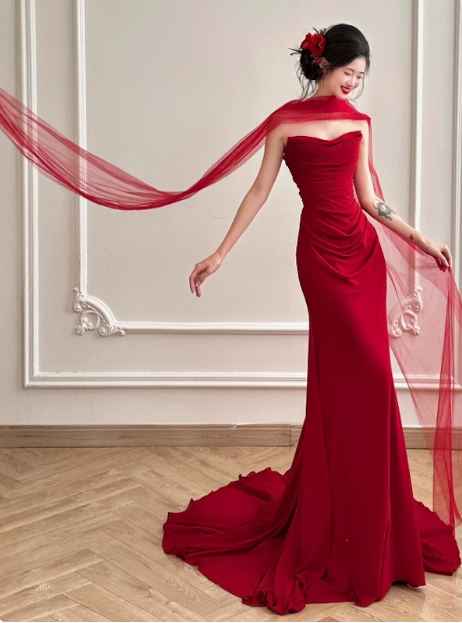 Hübsche Meerjungfrau trägerlose Burgund Satin Ballkleider Formale Sommer Hochzeitsgast Kleider Hochzeitsgast Outfits mit Schal DP2260