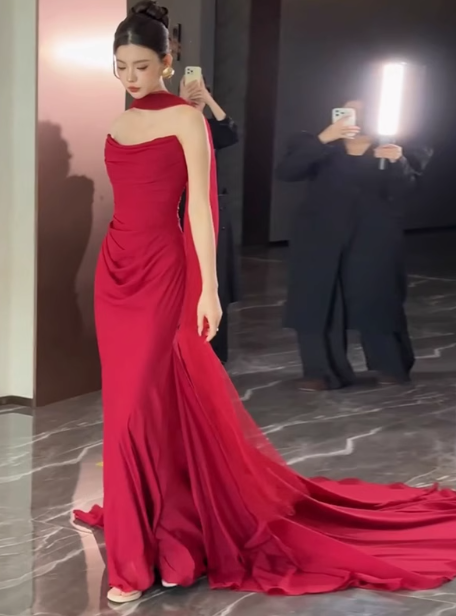 Hübsche Meerjungfrau trägerlose Burgund Satin Ballkleider Formale Sommer Hochzeitsgast Kleider Hochzeitsgast Outfits mit Schal DP2260