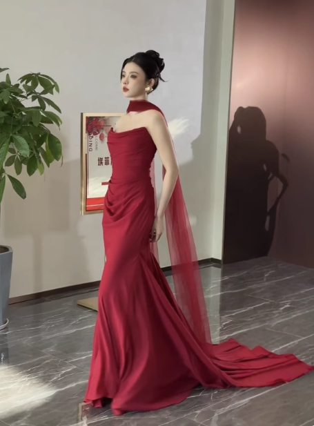 Hübsche Meerjungfrau trägerlose Burgund Satin Ballkleider Formale Sommer Hochzeitsgast Kleider Hochzeitsgast Outfits mit Schal DP2260
