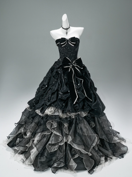 Stunning Sweetheart Neck Ball Gown Tiered Tulle Taffeta Long Quinceanera Dress Black Appliqué Formal Gowns Vestido De 15 Anos Sweet 16 Dress DP2850