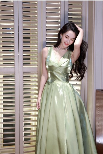 Gorgeous V-neck A-Line Long Prom Dresses Satin Sleeveless Formal Dresses Green Birthday Dresses DP3257