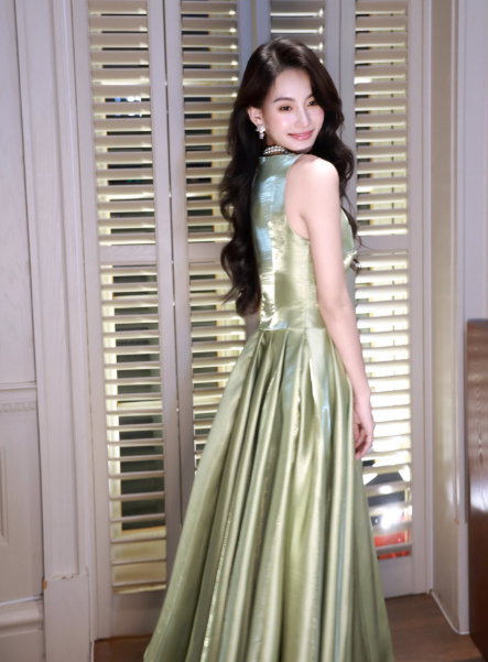 Gorgeous V-neck A-Line Long Prom Dresses Satin Sleeveless Formal Dresses Green Birthday Dresses DP3257