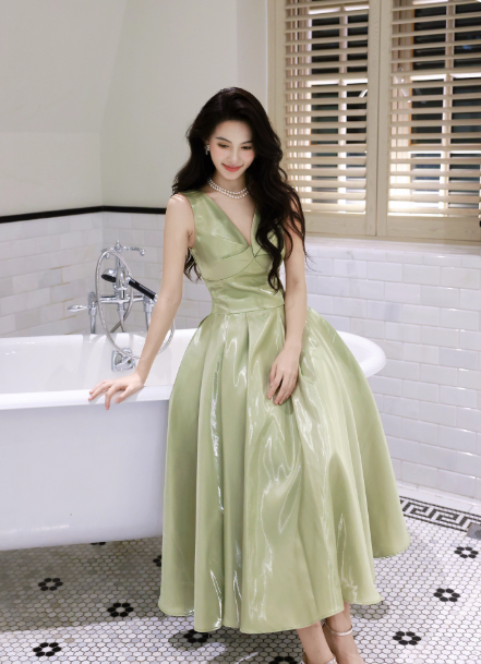 Gorgeous V-neck A-Line Long Prom Dresses Satin Sleeveless Formal Dresses Green Birthday Dresses DP3257