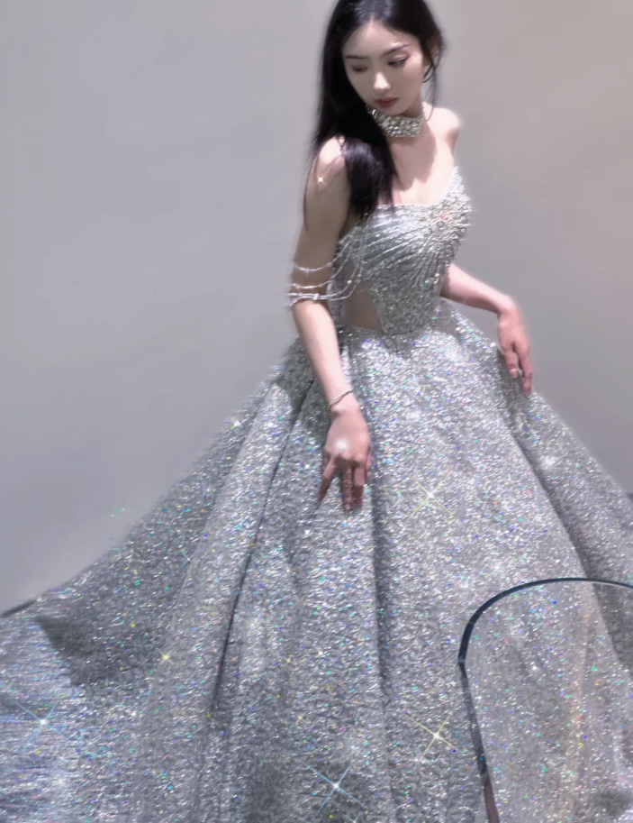 Hübsches Ballkleid Trägerloses Pailletten Langes Silbernes Ballkleid Funkelnde Abendkleider DP451