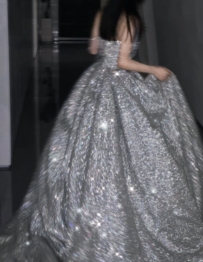 Hübsches Ballkleid Trägerloses Pailletten Langes Silbernes Ballkleid Funkelnde Abendkleider DP451