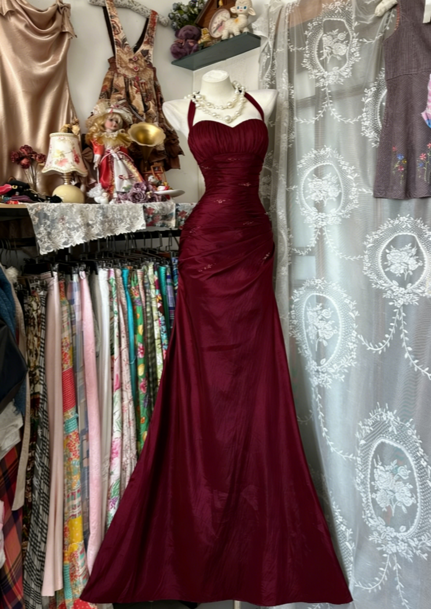 Elegant Sheath Evening Dresses Halter Burgundy  Long Prom Dresses Beaded Satin Sleeveless Brithday Dresses DP04579