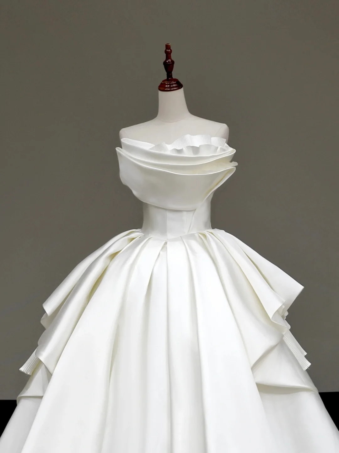 Unique Bridal Gown Ball Gown Strapless White Satin Wedding Dresses Bridal Gowns DP641