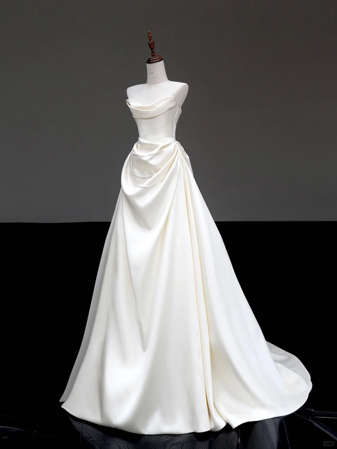 Unique Bridal Gown Ball Gown Strapless White Satin Wedding Dresses Bridal Gowns DP642