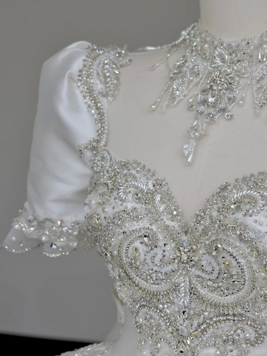 Robe de mariée de luxe à manches courtes et paillettes avec traîne, DP647