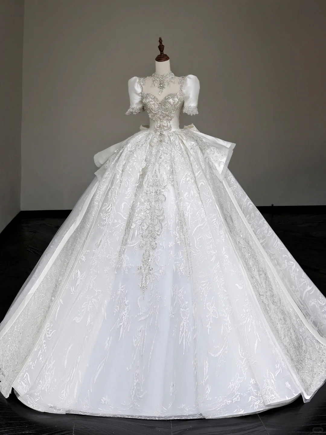 Robe de mariée de luxe à manches courtes et paillettes avec traîne, DP647