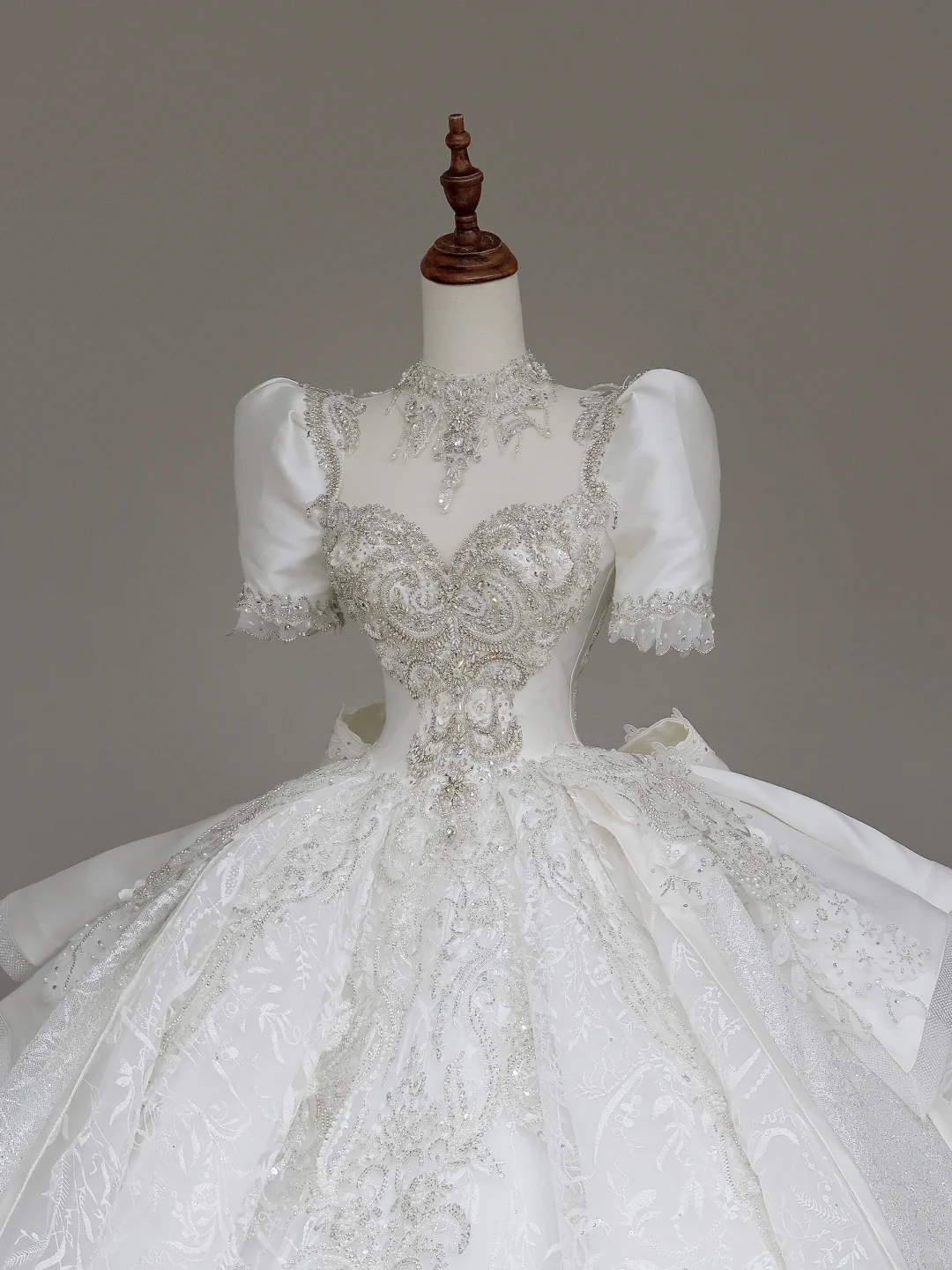 Robe de mariée de luxe à manches courtes et paillettes avec traîne, DP647