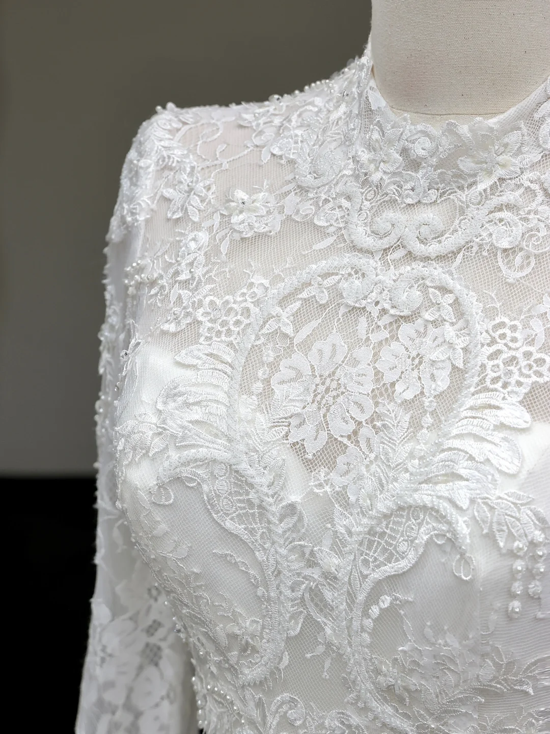 Robe de mariée sirène vintage, décolleté haut, manches longues, dentelle, élégante, blanche, DP652
